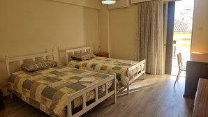 A bedroom with two single beds, a desk, and a chair. - Urban Nest Central Nicosia Spacious 2BR Apartment (Nicosia)