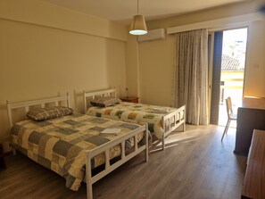 Ein Schlafzimmer mit zwei Einzelbetten, einem Schreibtisch und einem Stuhl.