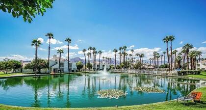 Cozy 2-bedroom cabin with AC in superb Palm Desert