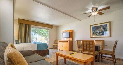 Cozy 2-bedroom cabin in beautiful Palm Desert with AC and gym
