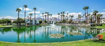 Cozy 2-bedroom cabin in beautiful Palm Desert with AC and gym