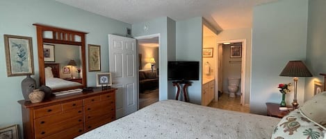 2 habitaciones, escritorio y tabla de planchar con plancha
