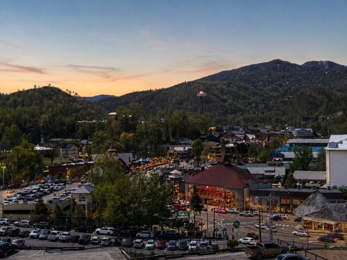 Walk to Gatlinburg! 2BR w/Balcony* Community Pool!