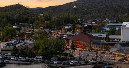 Walk to Gatlinburg! 2BR w/Balcony* Community Pool!