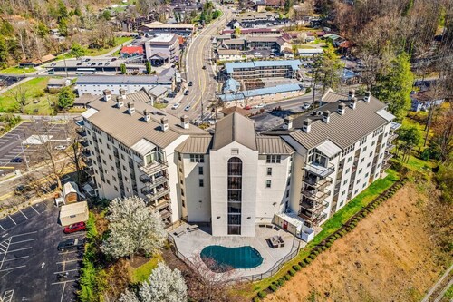 Walk to Gatlinburg! 2BR w/Balcony* Community Pool!