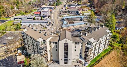 Walk to Gatlinburg! 2BR w/Balcony* Community Pool!
