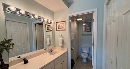 Walk to Gatlinburg! 2BR w/Balcony* Community Pool!