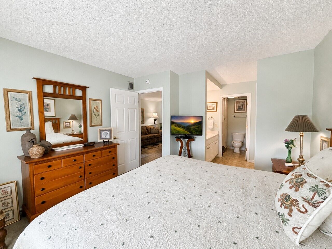 2 Schlafzimmer, Schreibtisch, Bügeleisen/Bügelbrett, Reisekinderbett