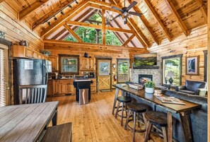 Dining - 4BR w/Mountain Views! Hot Tub*Game Room*Sauna (Sevierville)
