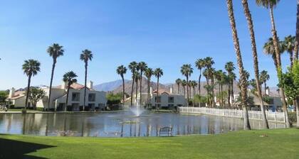 Cozy 2-bedroom cabin with AC in gorgeous Palm Desert