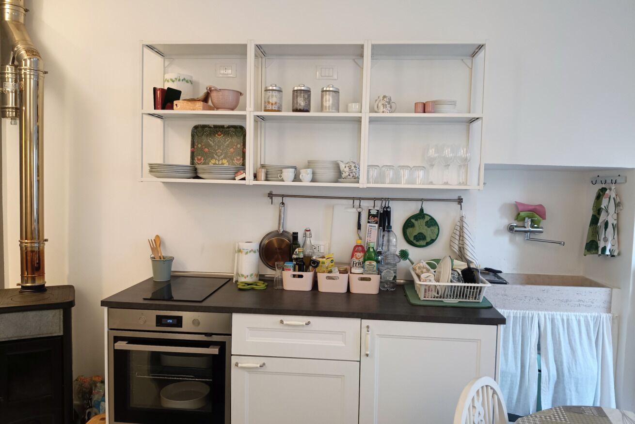 Wasserkocher mit Kaffee-/Teezubehör, Kühlschrank, Ofen, Herdplatte