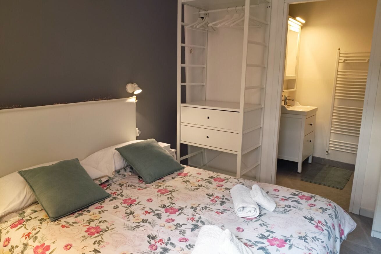 1 bedroom, bed sheets