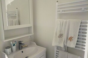 Regadera, secadora de cabello, bidet, toallas 