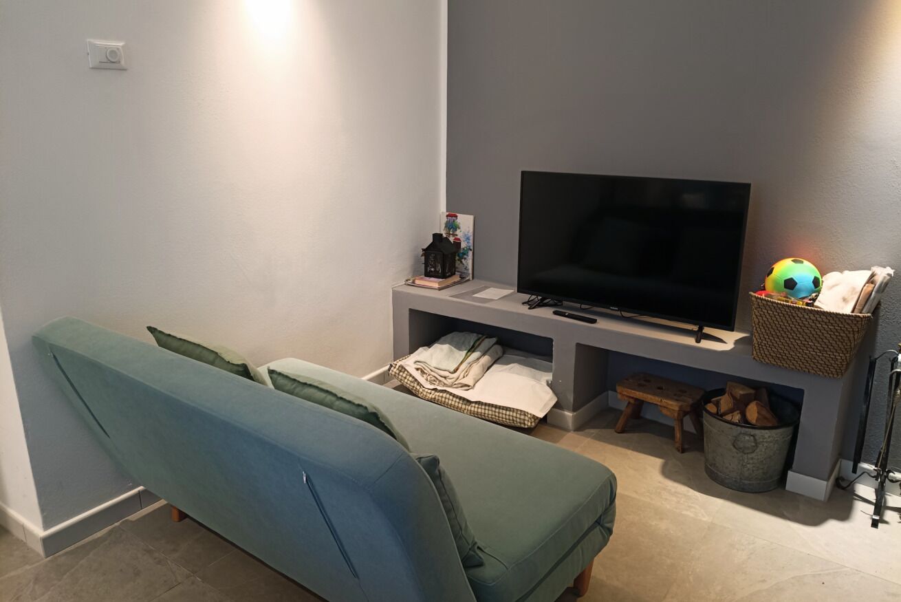 Een televisie en een open haard