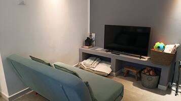Een televisie en een open haard