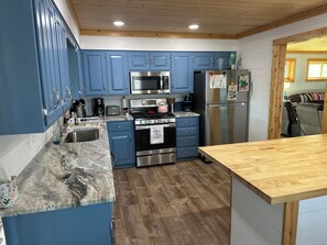 Four Ă micro-ondes, un four, surface de cuisson, lave-vaisselle