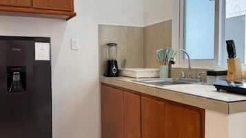 Standard Apartment | Private kitchen | Mini-fridge, cookware/dishes/utensils