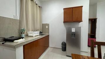 Standard Studio | Private kitchen | Mini-fridge, cookware/dishes/utensils