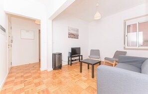 TV - HOUZE Family flat in Central Lisbon near Zoo (Lisboa)