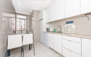 Fridge, microwave, oven, stovetop - HOUZE Family flat in Central Lisbon near Zoo (Lisboa)