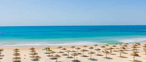 Playa privada, sombrillas, bar en la playa