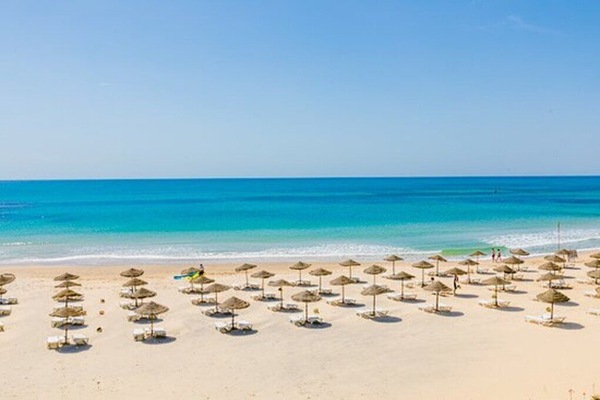 Private beach, beach umbrellas, beach bar