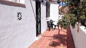 Outdoor dining - La Bailonga Cómpeta by Ruralidays (Málaga)