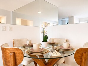 Apartemen Comfort, 2 kamar tidur, dapur | Tempat makan