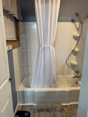 Bathroom - Charming 3-bedroom house in Barnesville with cool AC breeze (Barnesville)