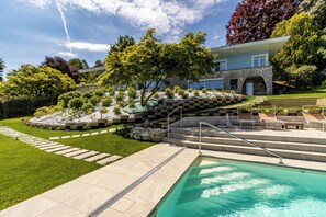 Outdoor pool - Luxury Villa, swimming pool private beach sleeps 8 (Comabbio)