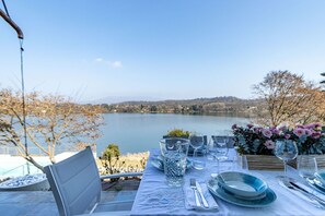 Outdoor dining - Luxury Villa, swimming pool private beach sleeps 8 (Comabbio)