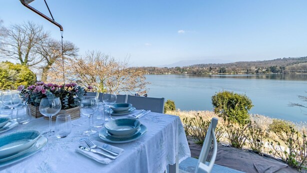 Mesa lista para comer con vista al lago.
