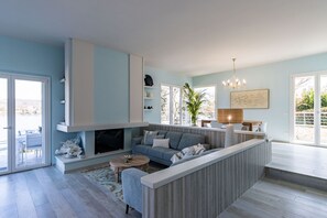 Smart TV, fireplace - Luxury Villa, swimming pool private beach sleeps 8 (Comabbio)