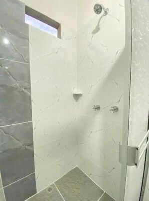 Douche, sèche-cheveux, bidet, serviettes fournies