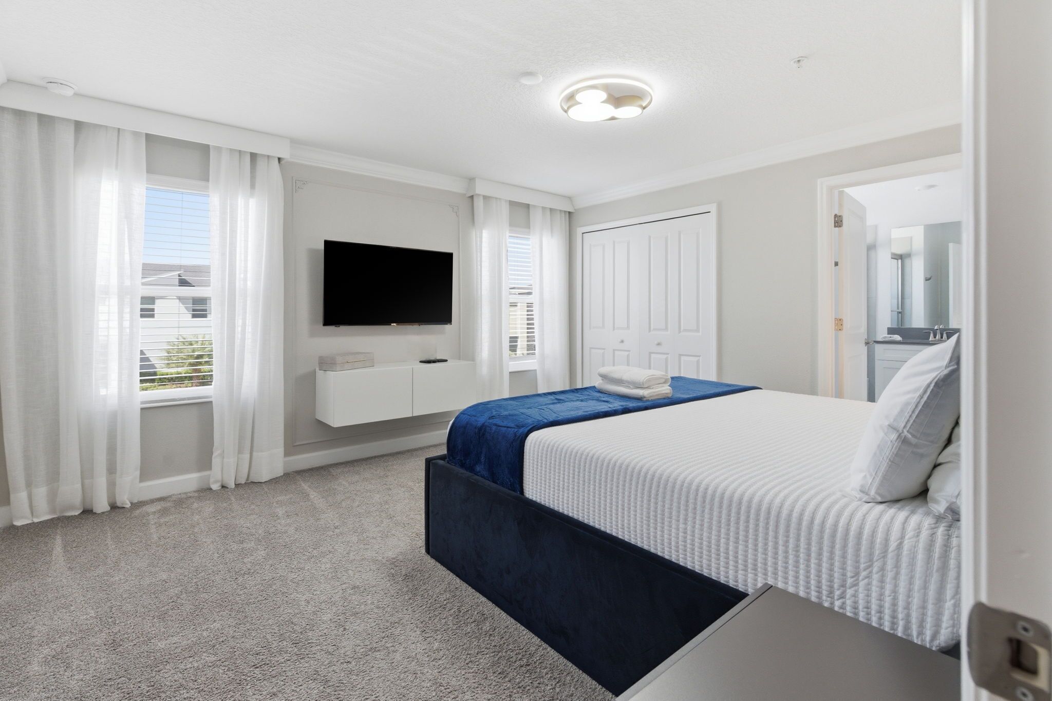 4 bedrooms, iron/ironing board, WiFi, bed sheets