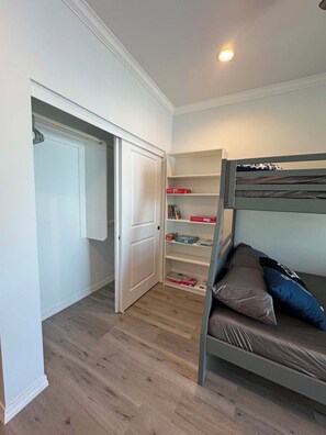 2 bedrooms, desk, free WiFi, bed sheets - NEW Casita! 2-bedroom next to river Rotary Park (Bullhead City)