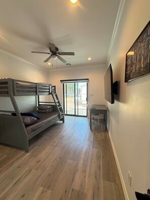 Escrivaninha, Wi-Fi de cortesia, roupa de cama