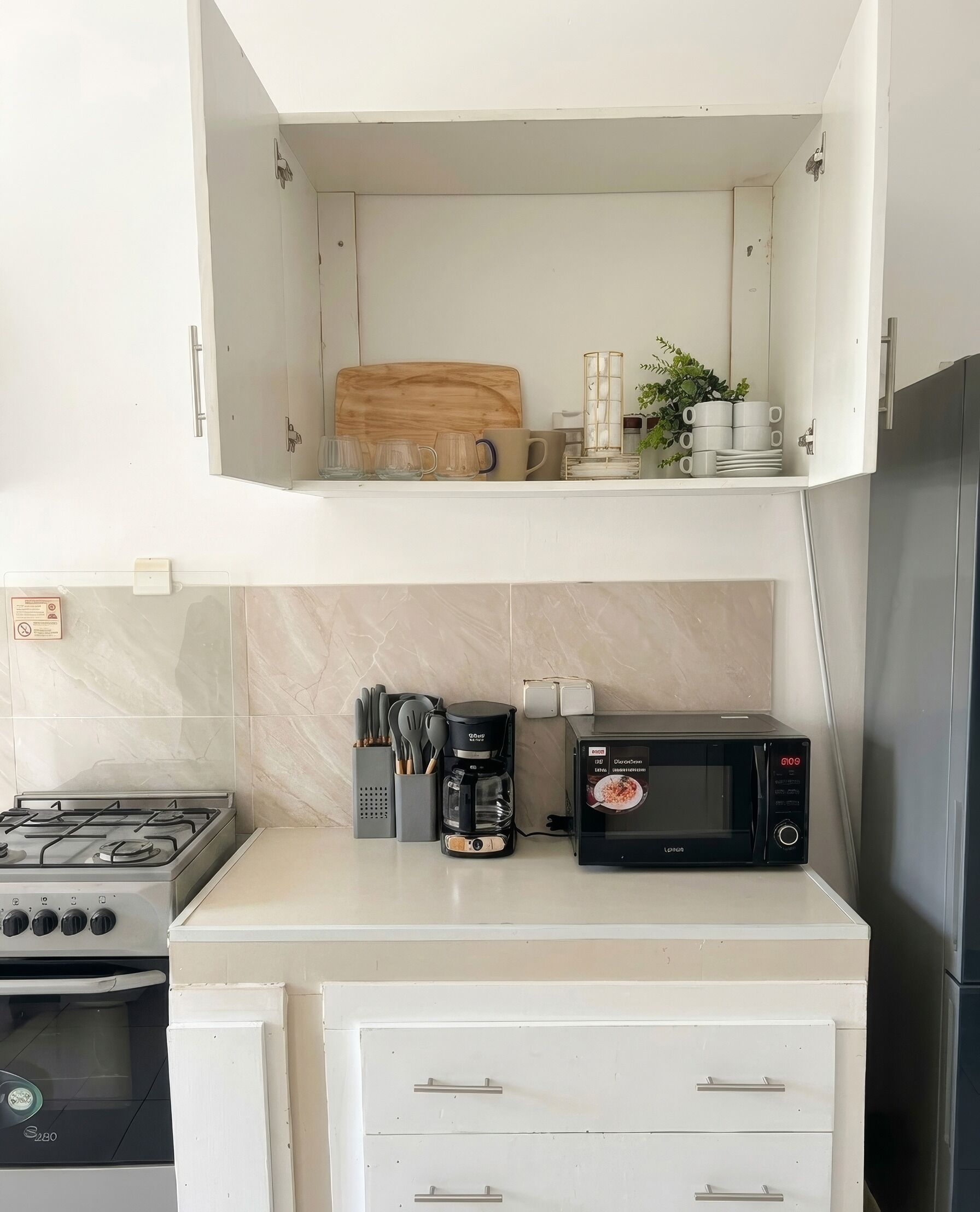 Kühlschrank, Mikrowelle, Ofen, Wasserkocher mit Kaffee-/Teezubehör