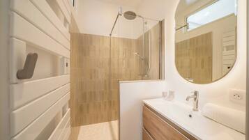 House | Bathroom | Hair dryer, towels, shampoo