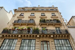 Apartment | Exterior detail - Stunning Apartment With AC - Center of Paris (Paris)