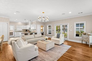 TV, fireplace - 🌅 Golden Sun – Stylish 30A Beach Retreat | Walk to Gulf | Sleeps 8 🏖️ (Santa Rosa Beach)