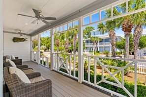 Terrace/patio - 🌅 Golden Sun – Stylish 30A Beach Retreat | Walk to Gulf | Sleeps 8 🏖️ (Santa Rosa Beach)