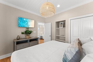 3 bedrooms, iron/ironing board, WiFi, bed sheets - 🌅 Golden Sun – Stylish 30A Beach Retreat | Walk to Gulf | Sleeps 8 🏖️ (Santa Rosa Beach)