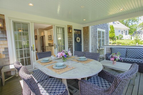4-bedroom house with AC and heated saltwater pool walking distance to Edgartown