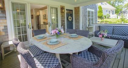 4-bedroom house with AC and heated saltwater pool walking distance to Edgartown