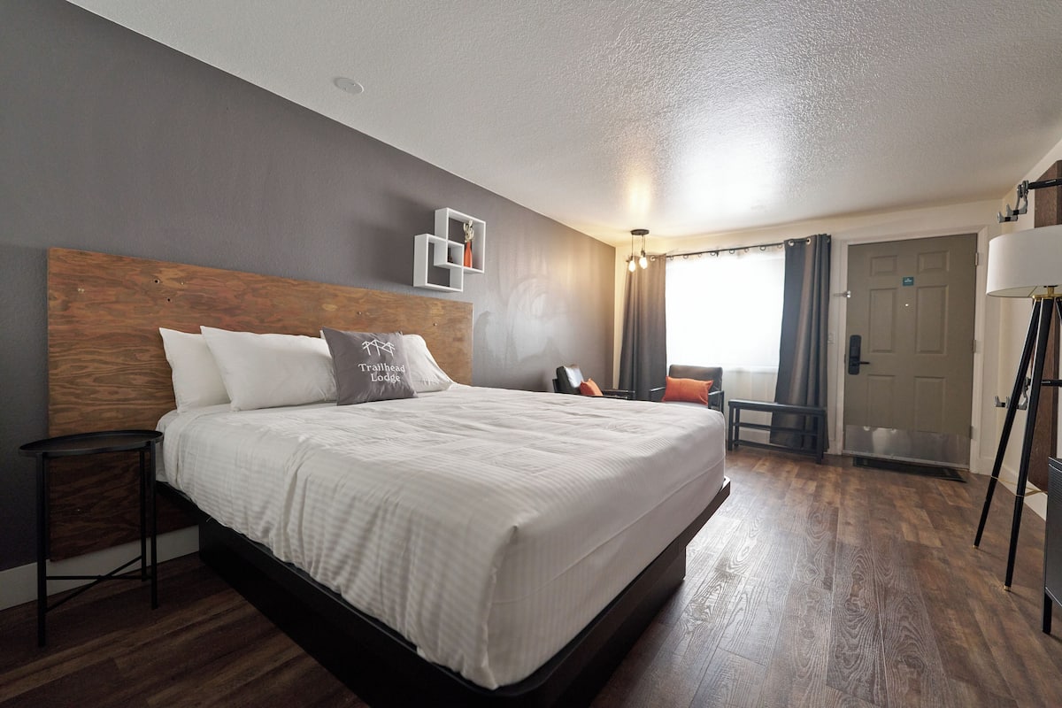 Single Room, 1 Queen Bed | WiFi (free), bed sheets