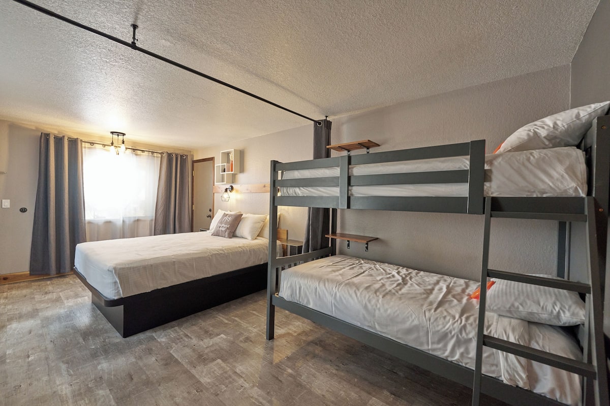 Family Room, Multiple Beds | WiFi (free), bed sheets
