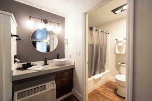Combined shower/tub, free toiletries, hair dryer, towels - Trailhead Lodge (Bend)