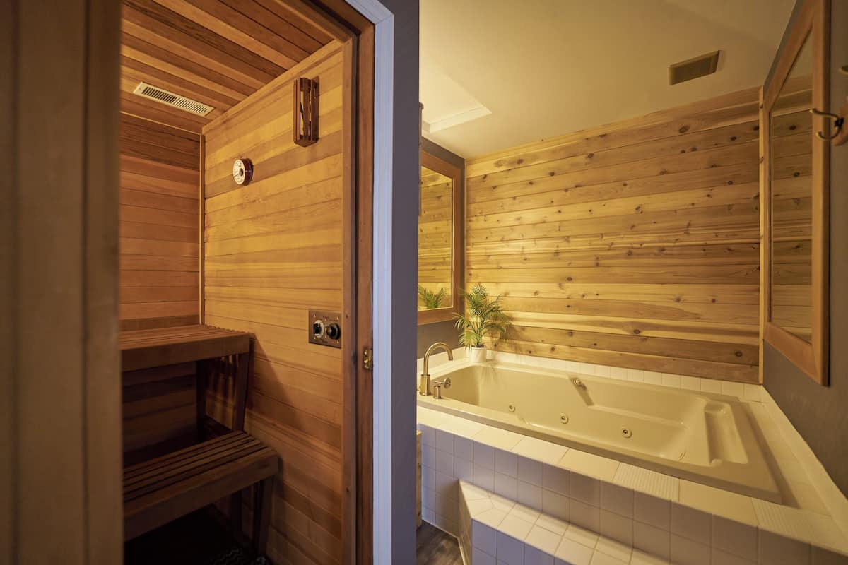 Studio Suite, 1 King Bed | WiFi (free), bed sheets