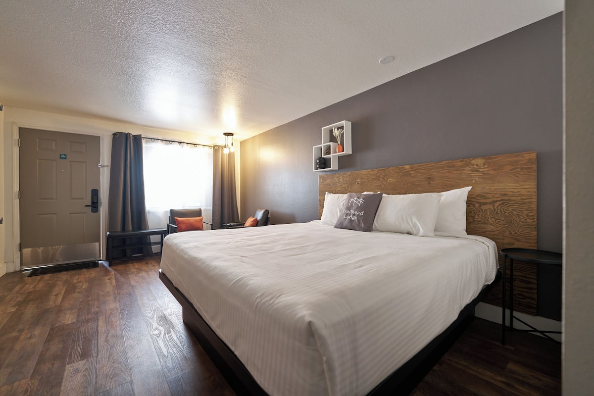 Single Room, 1 King Bed | WiFi (free), bed sheets